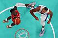 Paris 2024 - Basketball       -  Dennis Schröder (l.) und die deutschen Basketballer spielten sich in einen Rausch.
