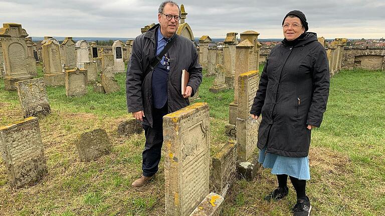 Das Ehepaar Josef und Gabriele Bamberger auf dem jüdischen Friedhof in Rödelsee.