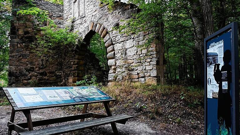 Der Landschaftsgarten Bettenburg: Dank der Mittelaltereuphorie von Christian Dietrich Truchsess von Wetzhausen gab es eine Tafelrunde in den Haßbergen. Der Landschaftsgarten Bettenburg: Dank der Mittelaltereuphorie von Christian Dietrich Truchsess von Wetzhausen gab es eine Tafelrunde in den Haßbergen.