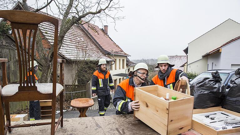 Nachbarn und auch die Floriansjünger von der Sailershäuser Feuerwehr packen am Montagnachmittag während dem 'gezwungenen Umzug' mit an.
