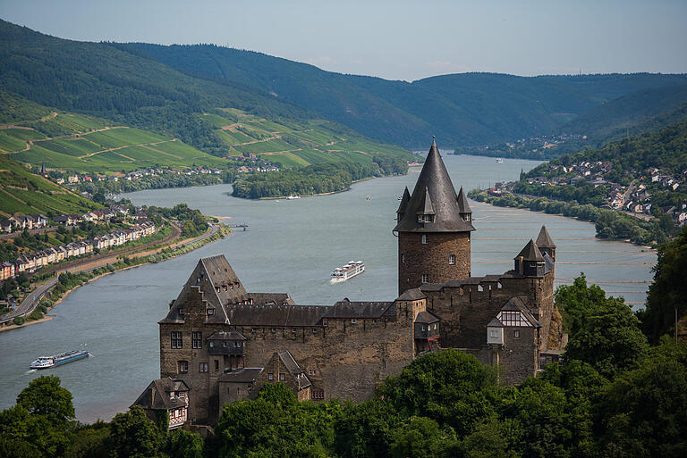 Die Burg Stahleck steht bei Bacharach mitten im oberen Mittelrheintal. Hier kann man auch übernachten. Die Burg Stahleck steht bei Bacharach mitten im oberen Mittelrheintal. Hier kann man auch übernachten.