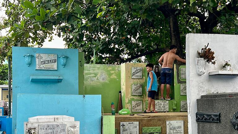 Manila North Cemetery - Der Friedhof-Slum von Manila - Weil sie die Gräber instand halten, dürfen die Menschen umsonst auf dem Friedhof wohnen. Manila North Cemetery - Der Friedhof-Slum von Manila - Weil sie die Gräber instand halten, dürfen die Menschen umsonst auf dem Friedhof wohnen.