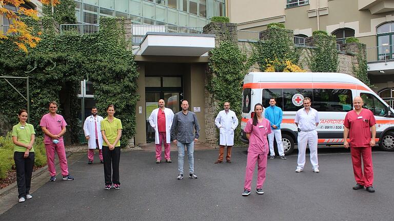 Ärzte und Mitarbeiter der Klinik für Neurologie/Neurologische Intensivmedizin am Rhön-Klinikum Campus Bad Neustadt halfen Heribert Heuring (in der Mitte im grauen Hemd) bei der Bewältigung seiner schweren Corona-Infektion.