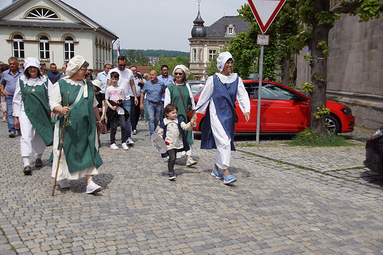 Auch Vertreter des Faschingskomitees Eltmann reaktivierten ihre Gewänder von der Jubiläumsfeier der Stadt.