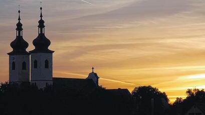 In farbiges Licht getaucht: Die Pfarrkirche Kreuzauffindung in Grafenrheinfeld.