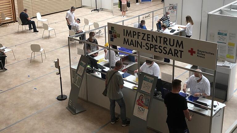 Das Impfzentrum Main-Spessart in Lohr am 4. Juni, während die Sonderzuweisung Astrazeneca verimpft wird. Das Impfzentrum Main-Spessart in Lohr am 4. Juni, während die Sonderzuweisung Astrazeneca verimpft wird.