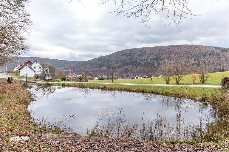 Blick auf den Grottensee, ihn passiert man gleich zu Beginn der Wandertour.