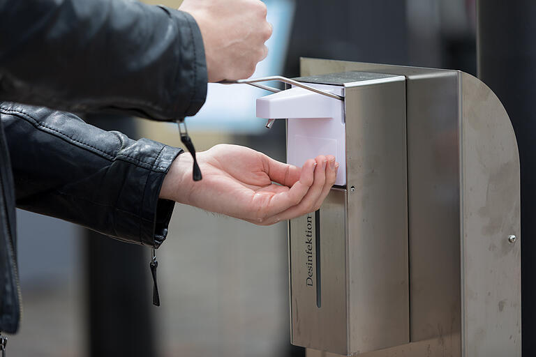 Lockerungen müssen ja nicht bedeuten, 'dass Montag früh alles weggeräumt werden muss.' Marco Tonin hält es beispielsweise für sinnvoll, Desinfektionsmittelspender stehenzulassen.