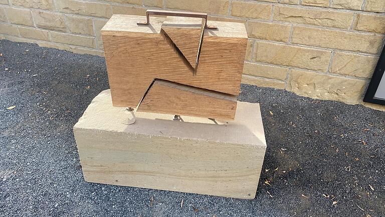 Das Denkmal des Projekts 'DenkOrt Deportation' in Niederwerrn wurde beschädigt. Der Staatsschutz ermittelt der Schweinfurter Kripo ermittelt. Das Denkmal des Projekts 'DenkOrt Deportation' in Niederwerrn wurde beschädigt. Der Staatsschutz ermittelt der Schweinfurter Kripo ermittelt.
