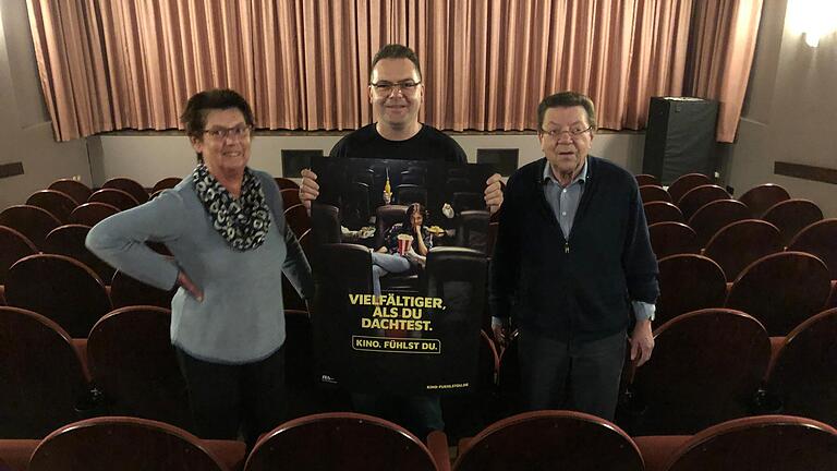 Kräftig die Werbetrommel rühren (von links) Marianne Hahn, Mario Suffa und Lorenz Hahn für ihre Stadtsaal-Lichtspiele. Zwar haben die Kinobetreiber gleich zwei Preise erhalten, dennoch kehrt das Publikum nach Aufhebung der Corona-Beschränkungen nur zaghaft wieder zurück. Kräftig die Werbetrommel rühren (von links) Marianne Hahn, Mario Suffa und Lorenz Hahn für ihre Stadtsaal-Lichtspiele. Zwar haben die Kinobetreiber gleich zwei Preise erhalten, dennoch kehrt das Publikum nach Aufhebung der Corona-Beschränkungen nur zaghaft wieder zurück. 