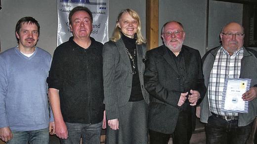 Wahlen und Ehrungen beim VdK Ortsverband: Bürgermeister Michael Hey (von links), Schriftführer Heinz Funk, Kreisvorsitzende Lydia Vorndran, Vorsitzender des Ortsverbandes Konrad Mauer und Kassier Armin Kaiser, der auch für 10 Jahre Mitgliedschaft geehrt wurde. Wahlen und Ehrungen beim VdK Ortsverband: Bürgermeister Michael Hey (von links), Schriftführer Heinz Funk, Kreisvorsitzende Lydia Vorndran, Vorsitzender des Ortsverbandes Konrad Mauer und Kassier Armin Kaiser, der auch für 10 Jahre Mitgliedschaft geehrt wurde.