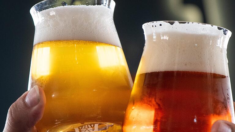 Bier nur auf dem Papier: Ein 42-jähriger Würzburger lieferte die Tarnung für ein Biersteuerkarrussell französischer Hintermänner. Zu Prozessbeginn gestand er seinen Teil an dem Geschäft, mit dem die Initiatoren 35 Millionen Euro Steuern hinterzogen. Bier nur auf dem Papier: Ein 42-jähriger Würzburger lieferte die Tarnung für ein Biersteuerkarrussell französischer Hintermänner. Zu Prozessbeginn gestand er seinen Teil an dem Geschäft, mit dem die Initiatoren 35 Millionen Euro Steuern hinterzogen.
