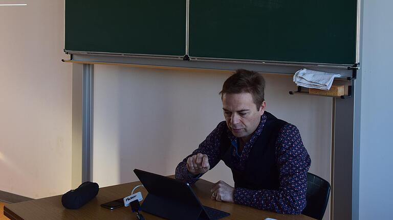 Wie schon vor der Öffnung der Schulen gibt es am Armin-Knab-Gymnasium Kitzingen weiterhin Online-Unterricht. Wie schon vor der Öffnung der Schulen gibt es am Armin-Knab-Gymnasium Kitzingen weiterhin Online-Unterricht.