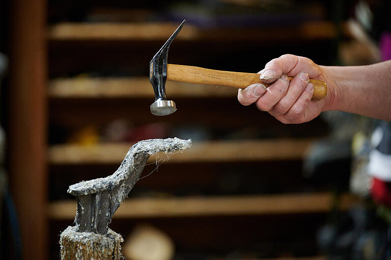 Der Schusterhammer kommt heute kaum noch zum Einsatz. Sohlen werden schon lange nicht mehr genagelt, sondern geklebt und gepresst. Dennoch darf so ein edel geschwungener Hammer nicht in der Werkstatt von Wolfgang Schad fehlen. Der Schusterhammer kommt heute kaum noch zum Einsatz. Sohlen werden schon lange nicht mehr genagelt, sondern geklebt und gepresst. Dennoch darf so ein edel geschwungener Hammer nicht in der Werkstatt von Wolfgang Schad fehlen. 