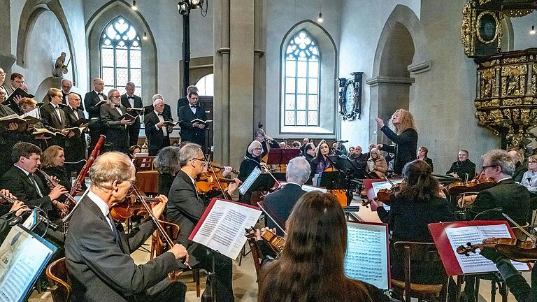 Die Johannespassion erklang in der St. Johanniskirche. Im Bild rechts die KMD Andrea Balzer. Die Johannespassion erklang in der St. Johanniskirche. Im Bild rechts die KMD Andrea Balzer.