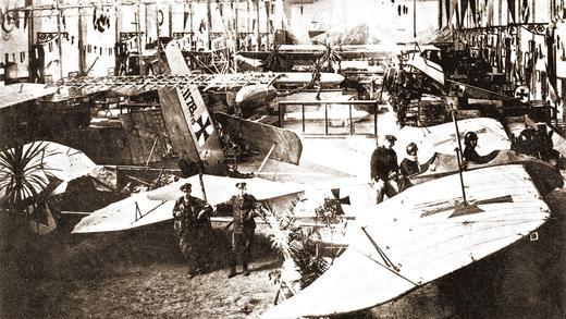 Todbringende Maschinen: In der Ludwigshalle, der ehemaligen Bahnhofshalle, fand im Sommer 1917 eine Ausstellung mit Kriegsflugzeugen statt. Todbringende Maschinen: In der Ludwigshalle, der ehemaligen Bahnhofshalle, fand im Sommer 1917 eine Ausstellung mit Kriegsflugzeugen statt.