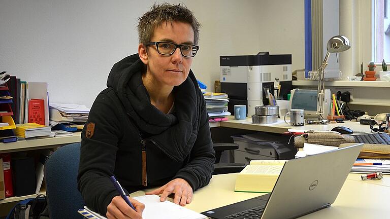 Nadia Fiedler hilft Überschuldeten in der Beratungsstelle der Würzburger Christophorus-Gesellschaft. Nadia Fiedler hilft Überschuldeten in der Beratungsstelle der Würzburger Christophorus-Gesellschaft.