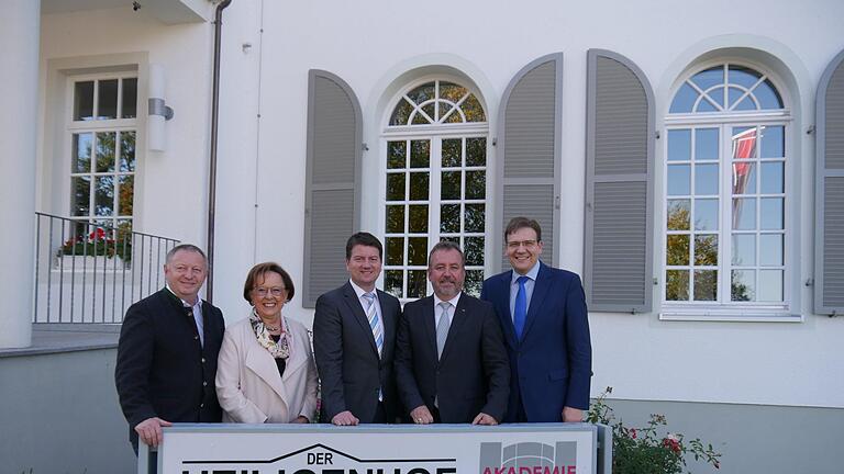 Landrat Thomas Bold (von links), Bezirksrätin Karin Renner, Landtagsabgeordneter Sandro Kirchner (CSU), der Beauftragte der Bundesregierung für Aussiedlerfragen und nationale Minderheiten Dr. Bernd Fabritius, sowie Steffen Hörtler vor dem Heiligenhof. Martina Lutz - Landrat Thomas Bold (von links), Bezirksrätin Karin Renner, Landtagsabgeordneter Sandro Kirchner (CSU), der Beauftragte der Bundesregierung für Aussiedlerfragen und nationale Minderheiten Dr. Bernd Fabritius, sowie Steffen Hörtler vor dem Heiligenhof. Martina Lutz Landrat Thomas Bold (von links), Bezirksrätin Karin Renner, Landtagsabgeordneter Sandro Kirchner (CSU), der Beauftragte der Bundesregierung für Aussiedlerfragen und nationale Minderheiten Dr. Bernd Fabritius, sowie Steffen Hörtler vor dem Heiligenhof. Martina Lutz - Landrat Thomas Bold (von links), Bezirksrätin Karin Renner, Landtagsabgeordneter Sandro Kirchner (CSU), der Beauftragte der Bundesregierung für Aussiedlerfragen und nationale Minderheiten Dr. Bernd Fabritius, sowie Steffen Hörtler vor dem Heiligenhof. Martina Lutz