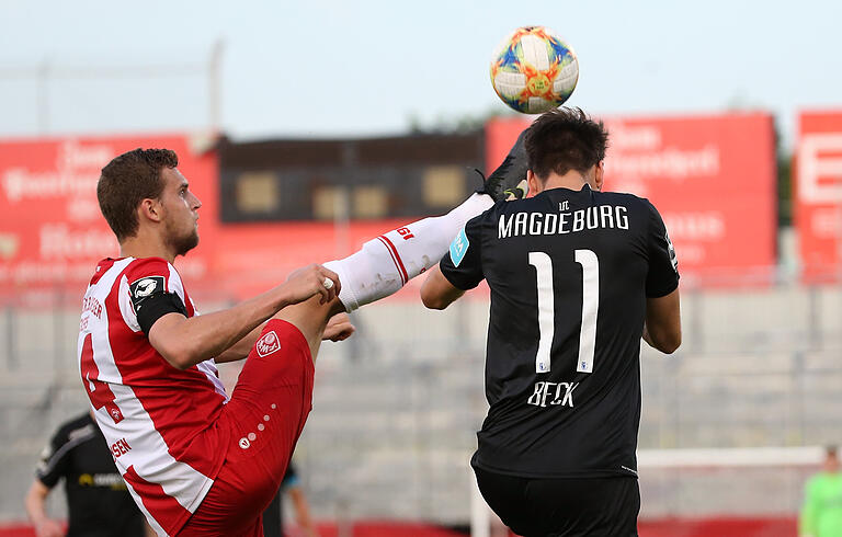Hendrik Hansen (links im Zweikampf mit Magdeburgs Christian Beck) ist seit dem Neustart ein absoluter Leistungsträger bei den Kickers. Hendrik Hansen (links im Zweikampf mit Magdeburgs Christian Beck) ist seit dem Neustart ein absoluter Leistungsträger bei den Kickers.