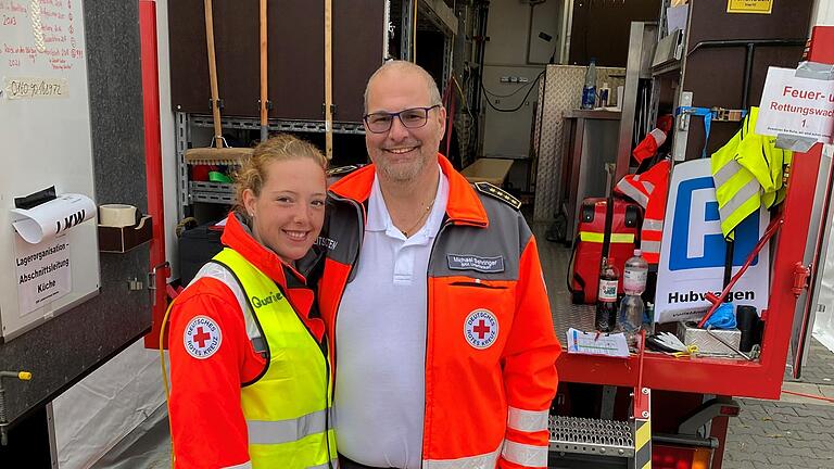 Bezirksbereitschaftsleiter Michael Behringer mit der Quartiermeisterin des Verpflegungsplatzes, Ronja App, aus Lohr. Bezirksbereitschaftsleiter Michael Behringer mit der Quartiermeisterin des Verpflegungsplatzes, Ronja App, aus Lohr.