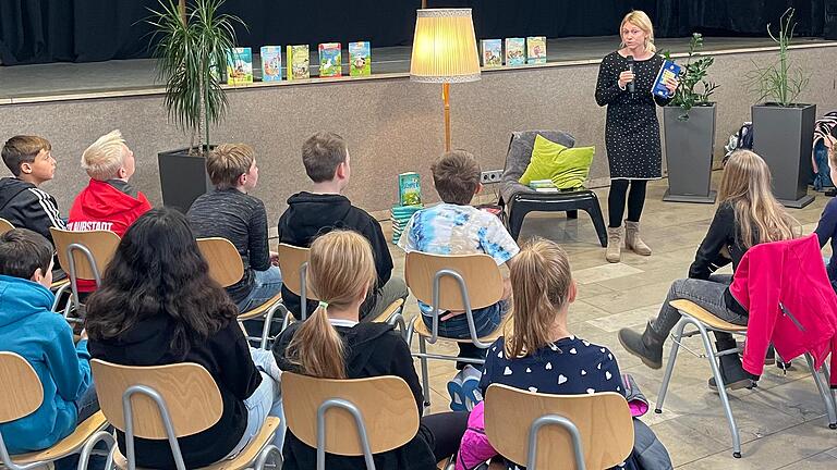 Schülerinnen und Schüler der Jg. 5 des Gymnasiums während der Lesung.