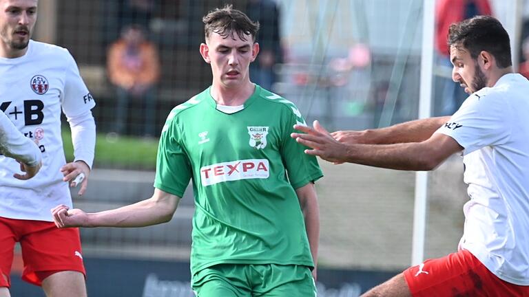 Simon Götz (Mitte) ist einer von sechs Spielern beim TSV Großbardorf, die bislang in allen 18 Partien der Fußball-Bayernliga Nord zum Einsatz gekommen sind. Simon Götz (Mitte) ist einer von sechs Spielern beim TSV Großbardorf, die bislang in allen 18 Partien der Fußball-Bayernliga Nord zum Einsatz gekommen sind.