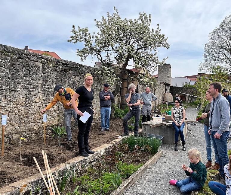 Kinder und Tafeltrauben im Weinberg sind ein, auch für Winzer als Weinstock-Paten spannendes Projekt im Barockgarten. Weinprinzessin Alicia I. erklärt den Unterschied zwischen Kelter- und Tafeltrauben. Kinder und Tafeltrauben im Weinberg sind ein, auch für Winzer als Weinstock-Paten spannendes Projekt im Barockgarten. Weinprinzessin Alicia I. erklärt den Unterschied zwischen Kelter- und Tafeltrauben.
