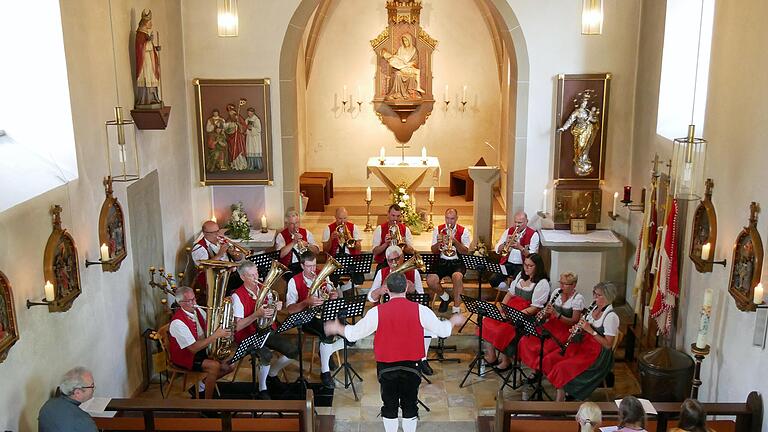 Unter der Leitung von Christian Bach gestalteten die Püssensheimer Musikanten das Kirchenkonzert anlässlich der Segnung der neuen Orgel in der Filialkirche Allerheiligen in Püssensheim musikalisch mit. Unter der Leitung von Christian Bach gestalteten die Püssensheimer Musikanten das Kirchenkonzert anlässlich der Segnung der neuen Orgel in der Filialkirche Allerheiligen in Püssensheim musikalisch mit.