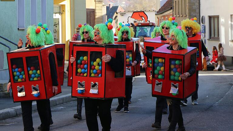 Eine als bunte Kaugummiautomaten verkleidete Fußgruppe des Arnsteiner Faschingszugs in der Markstraße. Eine als bunte Kaugummiautomaten verkleidete Fußgruppe des Arnsteiner Faschingszugs in der Markstraße.