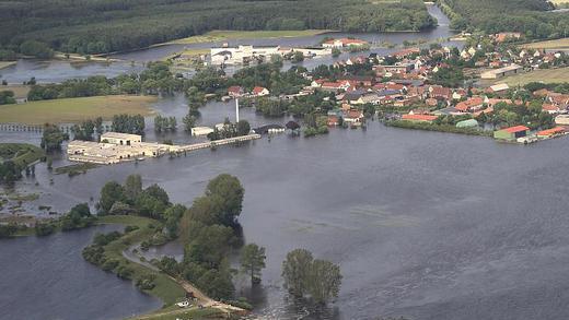 Hochwasser in Sachsen-Anhalt       -  Das Loch im Deich vor Fischbek ist gestopft worden. 145 Quadratkilometer stehen im Elbe-Havel-Winkel aber noch immer unter Wasser. Foto: Jens Wolf