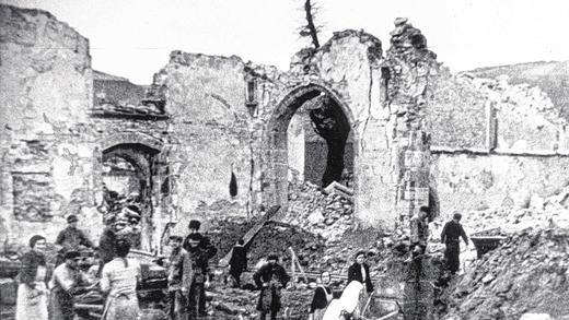 Laurentiuskirche: Helfer beseitigen die Trümmer des zerstörten Gotteshauses.