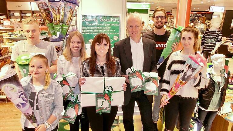 Schultüten für Schule des Friedens - Vor kurzem hat Ines Richter (Bildmitte) die Leitung der Galeria Kaufhof in Würzburg übernommen. Die aus Leipzig stammende Geschäftsfrau setzt die von ihrem Vorgänger Ingo Selbach begründete Charity-Schultütenaktion fort. Kunden und Mitarbeiter hatten in den letzten Wochen wieder die Möglichkeit, Schultüten zu füllen. Dankbar in Empfang genommen wurden jetzt 80 Tüten, gefüllt mit süßen Überraschungen, Spielsachen und Schulutensilien von der Gemeinschaft Sant?Egidio, hier vertreten durch Dieter Wenderlein und Franziska Müller von der Würzburger Friedensschule. Mit im Bild die Kaufhof-Azubis (von links) Finley Schröder, Elisabeth Feldbusch, Nicholas Fischels, Anja Bader. Beschenkt werden Schüler der Friedensschule und der Gemeinschaftsunterkünfte für Asylbewerber in der Zellerau. Die „Schulen des Friedens“ der Gemeinschaft Sant?Egidio in der Mainaustraße ist ein Angebot für deutsche und ausländische Kinder und Jugendliche aus sozialen Brennpunkten. Sie bekommen dort schulische Unterstützung und lernen in vielen Aktivitäten, freundschaftlich und friedlich mit anderen zusammen zu sein und Schwächeren zu helfen. Ausländische Kinder werden beim Erlernen der deutschen Sprache und durch weitere Maßnahmen zur Integration unterstützt. Foto: Herbert Kriener Schultüten für Schule des Friedens - Vor kurzem hat Ines Richter (Bildmitte) die Leitung der Galeria Kaufhof in Würzburg übernommen. Die aus Leipzig stammende Geschäftsfrau setzt die von ihrem Vorgänger Ingo Selbach begründete Charity-Schultütenaktion fort. Kunden und Mitarbeiter hatten in den letzten Wochen wieder die Möglichkeit, Schultüten zu füllen. Dankbar in Empfang genommen wurden jetzt 80 Tüten, gefüllt mit süßen Überraschungen, Spielsachen und Schulutensilien von der Gemeinschaft Sant?Egidio, hier vertreten durch Dieter Wenderlein und Franziska Müller von der Würzburger Friedensschule. Mit im Bild die Kaufhof-Azubis (von links) Finley Schröder, Elisabeth Feldbusch, Nicholas Fischels, Anja Bader. Beschenkt werden Schüler der Friedensschule und der Gemeinschaftsunterkünfte für Asylbewerber in der Zellerau. Die „Schulen des Friedens“ der Gemeinschaft Sant?Egidio in der Mainaustraße ist ein Angebot für deutsche und ausländische Kinder und Jugendliche aus sozialen Brennpunkten. Sie bekommen dort schulische Unterstützung und lernen in vielen Aktivitäten, freundschaftlich und friedlich mit anderen zusammen zu sein und Schwächeren zu helfen. Ausländische Kinder werden beim Erlernen der deutschen Sprache und durch weitere Maßnahmen zur Integration unterstützt. Foto: Herbert Kriener