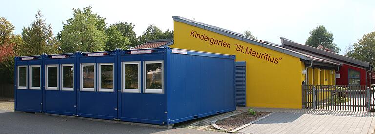 Die größte der drei Wiesentheider Kinderbetreuungseinrichtungen, ist mit über 110 Kindern der Kindergarten St. Mauritius. Das Bild zeigt vorne die temporären Erweiterungscontainern, die nötig sind, damit ab September zu den bereits vier bestehenden Kindergartengruppen eine weitere Gruppe eröffnet werden kann. Die größte der drei Wiesentheider Kinderbetreuungseinrichtungen, ist mit über 110 Kindern der Kindergarten St. Mauritius. Das Bild zeigt vorne die temporären Erweiterungscontainern, die nötig sind, damit ab September zu den bereits vier bestehenden Kindergartengruppen eine weitere Gruppe eröffnet werden kann.