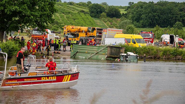 Ein ungewöhnlicher Einsatz am Main in Wipfeld: Ein Traktor mit Anhänger rollte am Samstag rückwärts von der Fähre ins Wasser. Noch in der Nacht zum Sonntag holte ein Kran das Gespann aus dem Wasser – am Dienstag wird ein Kran auch die Fähre aus dem Wasser heben, um sie auf Schäden überprüfen zu können. Ein ungewöhnlicher Einsatz am Main in Wipfeld: Ein Traktor mit Anhänger rollte am Samstag rückwärts von der Fähre ins Wasser. Noch in der Nacht zum Sonntag holte ein Kran das Gespann aus dem Wasser – am Dienstag wird ein Kran auch die Fähre aus dem Wasser heben, um sie auf Schäden überprüfen zu können.