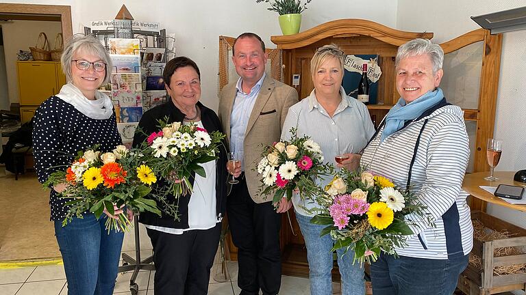 Die 'Flaschenpost' in Grafenrheinfeld ist geschlossen. Mit einem Blumengruß bedankte sich Bürgermeister Christian Keller beim Team. Die 'Flaschenpost' in Grafenrheinfeld ist geschlossen. Mit einem Blumengruß bedankte sich Bürgermeister Christian Keller beim Team. 