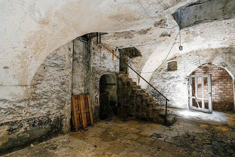 Auf acht gewaltigen und extrem belastbaren Kellergewölben ist das Wiesen-Palais in Zell erreichtet.&nbsp;