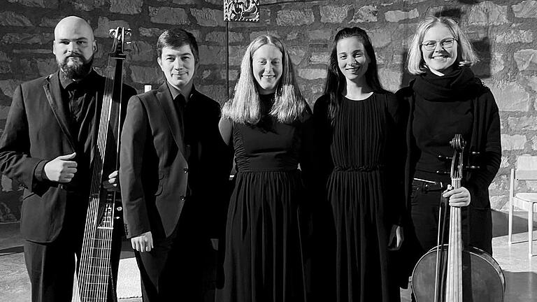 Sie spielen die Musik italienischer Nonnen (v.l.): Oleg Czuchlieb (Theorbe), Philipp Steigerwald (Orgel), Clara Maria Kastenholz (Sopran), Kea Niedoba (Mezzosopran) und Merle Bastin (Cello). Sie spielen die Musik italienischer Nonnen (v.l.): Oleg Czuchlieb (Theorbe), Philipp Steigerwald (Orgel), Clara Maria Kastenholz (Sopran), Kea Niedoba (Mezzosopran) und Merle Bastin (Cello).