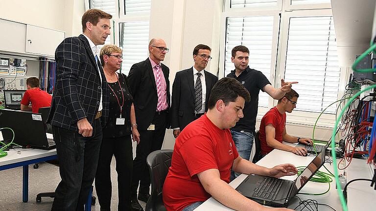 Bei ZF ist die neue Elektrowerkstatt eröffnet worden. Jens Wunderwald (ZF-Ausbildungsleiter), Sonja Pfister (Betriebsrätin), Oliver Sprenger (Personalleiter) und Robert Omagbemi (Personalleiter Division E-Mobility) folgen den Erklärungen von Christian Henning (Ausbilder) (von links). Die Auszubildenden Manuel Stark (vorne) und Marcel Barth arbeiten bereits mit der neuen Ausstattung. Bei ZF ist die neue Elektrowerkstatt eröffnet worden. Jens Wunderwald (ZF-Ausbildungsleiter), Sonja Pfister (Betriebsrätin), Oliver Sprenger (Personalleiter) und Robert Omagbemi (Personalleiter Division E-Mobility) folgen den Erklärungen von Christian Henning (Ausbilder) (von links). Die Auszubildenden Manuel Stark (vorne) und Marcel Barth arbeiten bereits mit der neuen Ausstattung.
