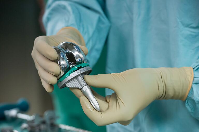 Chefarzt Dr. Matthias Blanke leitet das Endoprothetik-Zentrum der Klinik: Im Bild eine Knie-Prothese. Chefarzt Dr. Matthias Blanke leitet das Endoprothetik-Zentrum der Klinik: Im Bild eine Knie-Prothese. 