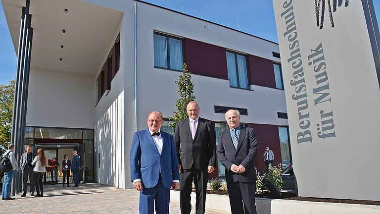 Bei der offiziellen Eröffnung: die drei bisherigen Leiter der Berufsfachschule für Musik Bad Königshofen Gerhard Jenemann (rechts), Professor Ernst Oestreicher (links) und in der Mitte Elmar Koch. Bei der offiziellen Eröffnung: die drei bisherigen Leiter der Berufsfachschule für Musik Bad Königshofen Gerhard Jenemann (rechts), Professor Ernst Oestreicher (links) und in der Mitte Elmar Koch.