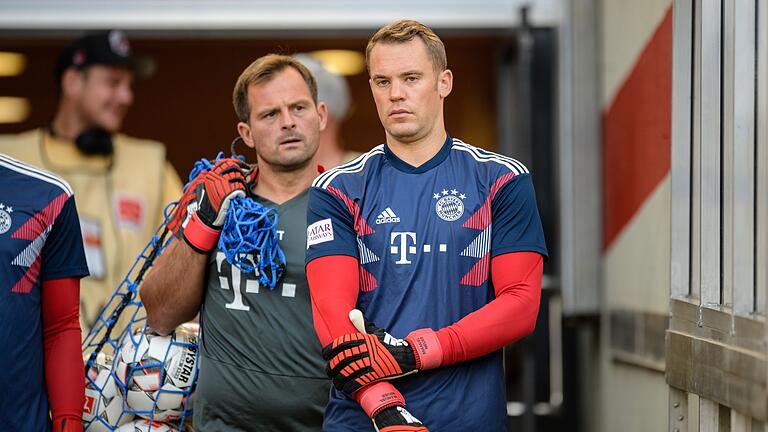 Toni Tapalovic und Manuel Neuer       -  Manuel Neuer vom FC Bayern München (r) mit Torwarttrainer Toni Tapalovic.