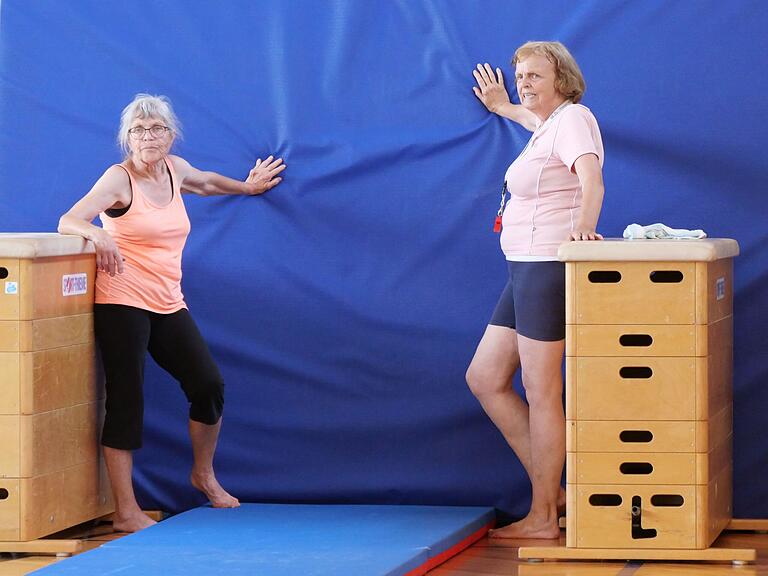 Margret Sauer (links) und Margit Franke leiteten 35 Jahre das Kinderturnen des VfR Burggrumbach für Kindergarten- und Grundschulkinder. Margret Sauer (links) und Margit Franke leiteten 35 Jahre das Kinderturnen des VfR Burggrumbach für Kindergarten- und Grundschulkinder.