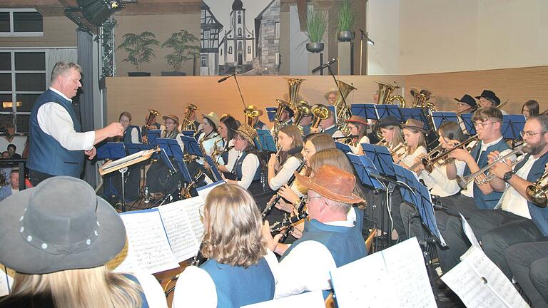 Die Neubrunner Dorfmusikanten spielten moderne Blasmusik.