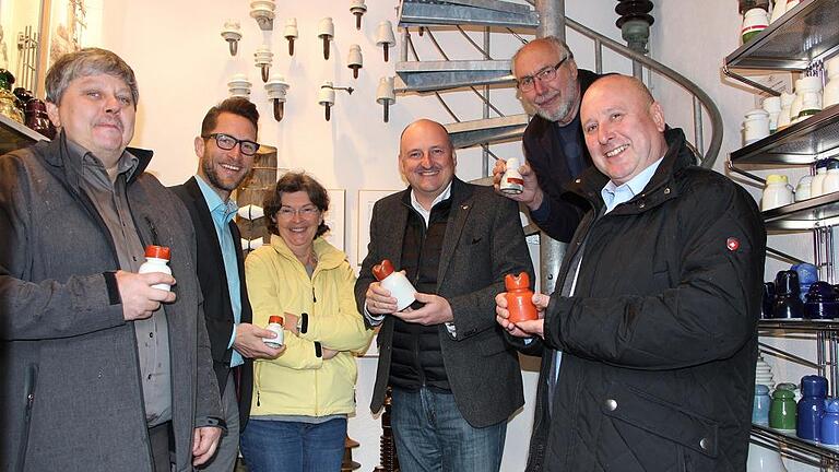 Hoher Besuch im Lohrer Isolatorenmuseum: die in Elektroberufen geschulten SPD-Bundestagsabgeordneten Bernd Rützel (Mitte) und Michael Gerdes (links) mit (von links) Andreas Morrisse, Sven Gottschalk und den Vormwalds