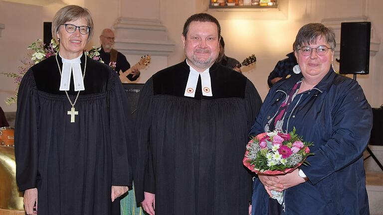 Regionalbischöfin Gisela Bornowski (links) entpflichtete Dekan Karl-Uwe Rasp von seinen bisherigen Aufgaben. Verabschiedet wurde auch dessen Frau Sonja-Schneider Rasp, die sich in der kirchlichen Sozialarbeit stark engagiert hatte.