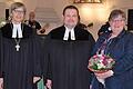 Regionalbischöfin Gisela Bornowski (links) entpflichtete Dekan Karl-Uwe Rasp von seinen bisherigen Aufgaben. Verabschiedet wurde auch dessen Frau Sonja-Schneider Rasp, die sich in der kirchlichen Sozialarbeit stark engagiert hatte.