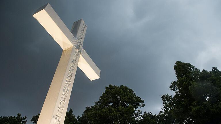 Neben der Katholischen Kirche verliert auch die Evangelische Kirche in 2021 mehr Mitglieder (Symbolbild). Neben der Katholischen Kirche verliert auch die Evangelische Kirche in 2021 mehr Mitglieder (Symbolbild).