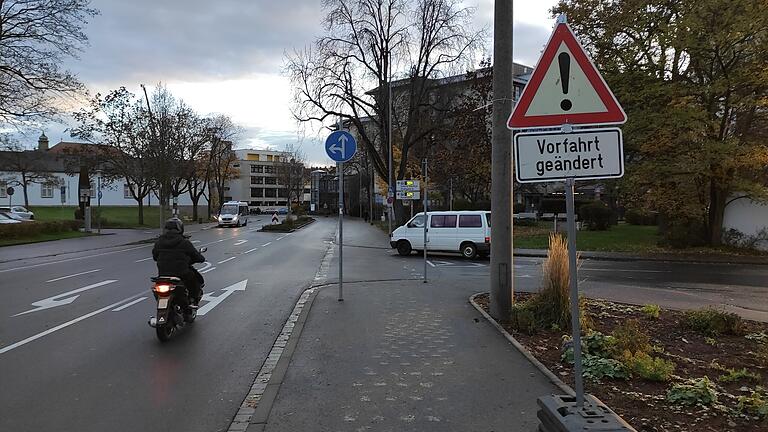 Die Tempo-30-Zone im Bereich des Krankenhaus St. Josef. Der weiße VW-Bus hat Vorfahrt vor dem Roller.