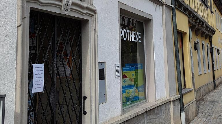 Eine Rampe seitlich an der Apotheke entlang soll sie barrierefrei machen. Eine Rampe seitlich an der Apotheke entlang soll sie barrierefrei machen.