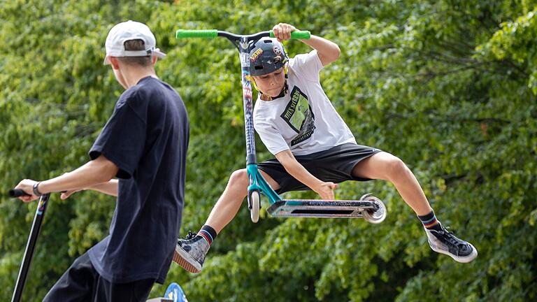Tolle Skate-Scooter-Tricks gab es beim Fast & Furious in Röthlein zu sehen. Tolle Skate-Scooter-Tricks gab es beim Fast & Furious in Röthlein zu sehen.